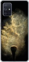 Geschikt voor Samsung Galaxy A51 hoesje - Goud poeder op een zwarte achtergrond - Siliconen Telefoonhoesje