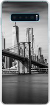 Geschikt voor Samsung Galaxy S10 Lite hoesje - Architectuur - New York - Brooklyn Bridge - Water - Zwart wit - Siliconen Telefoonhoesje