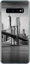 Geschikt voor Samsung Galaxy S10 hoesje - Architectuur - New York - Brooklyn Bridge - Water - Zwart wit - Siliconen Telefoonhoesje