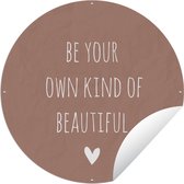 Tuincirkel Engelse quote "Be your own kind of beautiful" met een hartje tegen een bruine achtergrond - 90x90 cm - Ronde Tuinposter - Buiten