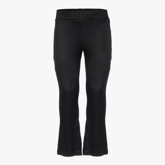 Zwarte flared ribbroek voor meisjes, gedragen op een model, gezien vanaf de voorkant.