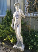 Groot beeld vol steen van de Bijbelse figuur David.