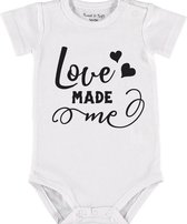 Baby Rompertje met tekst 'Love made me' |Korte mouw l | wit zwart | maat 50/56 | cadeau | Kraamcadeau | Kraamkado