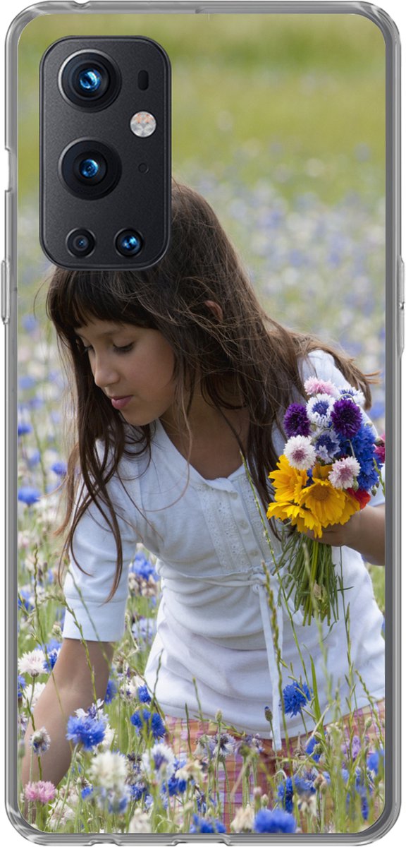 Telefoonhoesje Geschikt voor OnePlus 9 Pro hoesje - Meisje - Bloemen - Weide - Siliconen Telefoonhoesje Telefoonhoesje