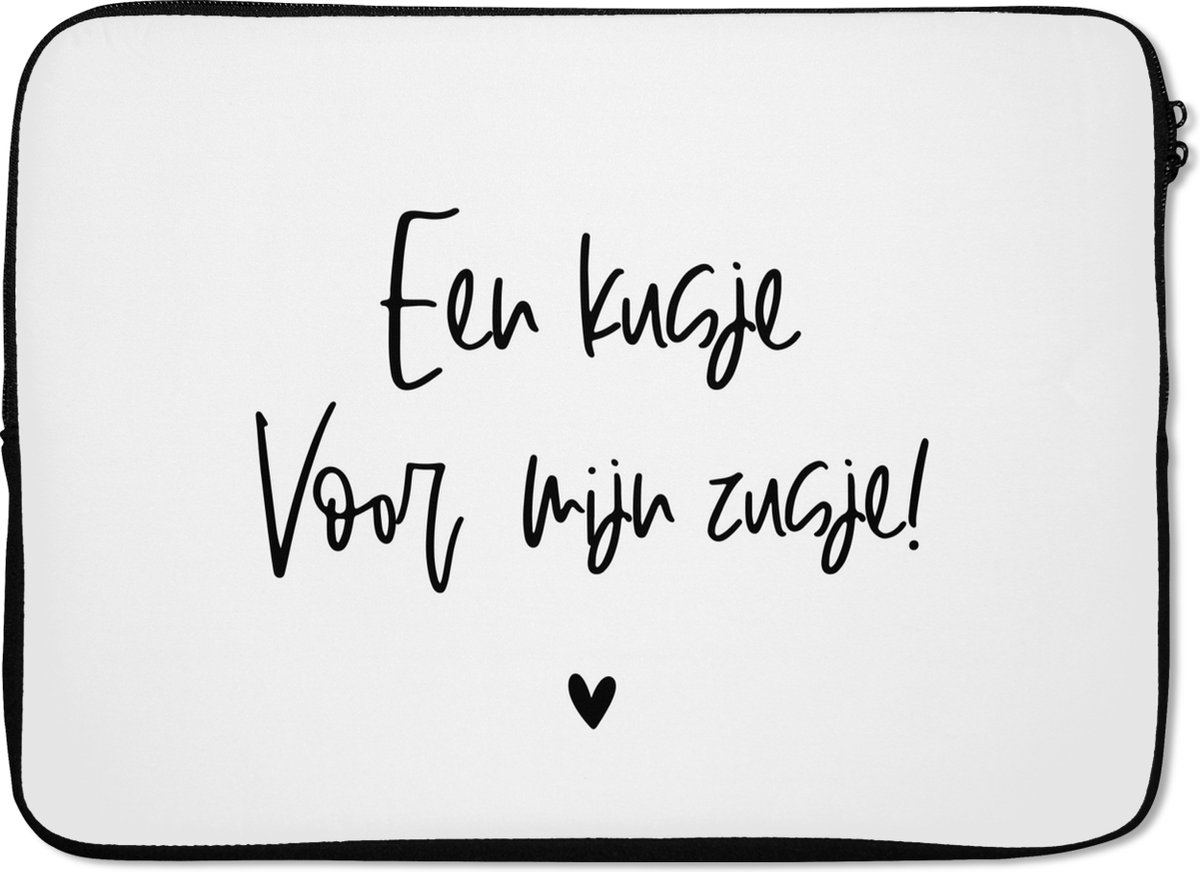 Laptophoes 13 inch - Zusje - Quotes - Een kusje voor mij zusje! - Familie - Spreuken - Laptop sleeve - Binnenmaat 32x22,5 cm - Zwarte achterkant