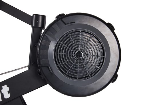 Close-up van het zwarte aandrijfwiel met ventilator van de VirtuFit roeimachine.