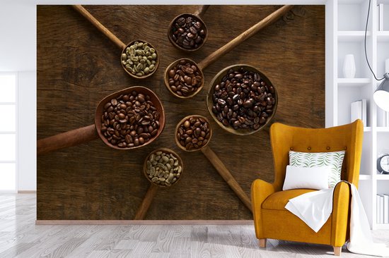 Papier peint photo vinyle - Cuillères en bois avec grains de café sur fond marron largeur 400 cm x hauteur 300 cm - Tirage photo sur papier peint (disponible en 7 tailles)