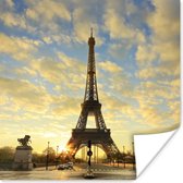 Poster De Eiffeltoren met een unieke oranje lucht door de laagstaande zon - 100x100 cm XXL