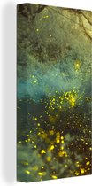 Canvas Schilderij Weergave van vuurvliegjes in de bossen tijdens een lichte nacht - 40x80 cm - Wanddecoratie
