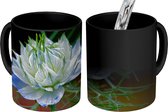 Magische Mok - Foto op Warmte Mok - Close-up van een helderblauwe nigella - 350 ML