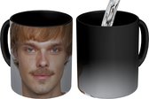 Magische Mok - Foto op Warmte Mok - Een jonge man met een snor in een gestreept shirt - 350 ML