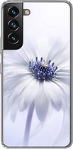 Geschikt voor Samsung Galaxy S22 hoesje - Bloem - Abstract - Wit - Siliconen Telefoonhoesje