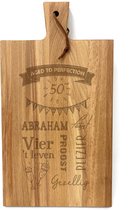 Stoer landelijk snijplankje-borrelplankje met tekst gravure ABRAHAM. Een origineel cadeau voor iemand die 50 jaar wordt. Het formaat is 20x30cm excl. handvat.