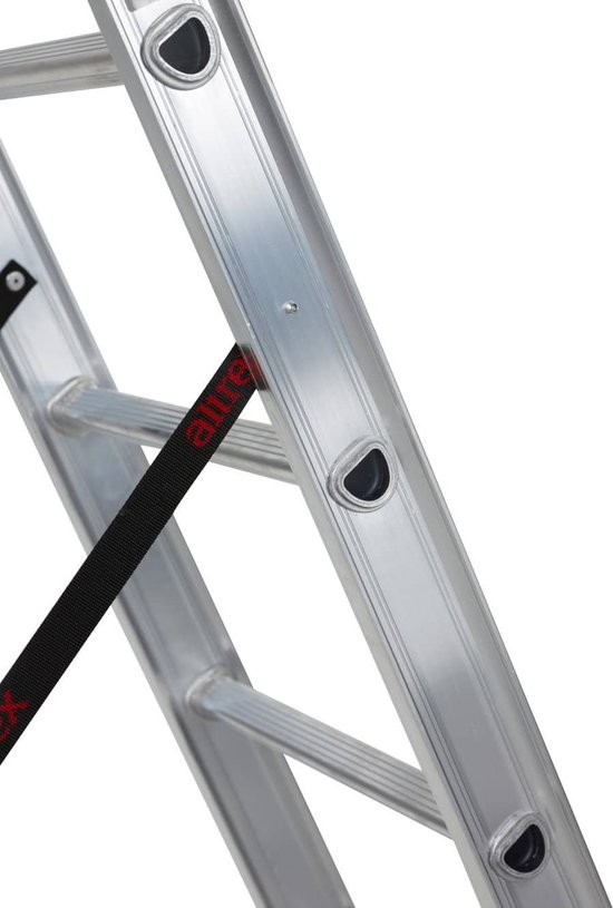 Aluminium reformladder met zwarte spanband en rode details.