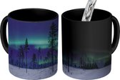 Magische Mok - Foto op Warmte Mok - Noorderlicht schijnt door de bomen in Lapland - 350 ML - Uitdeelcadeautjes
