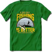 A Bad Day Fishing - Vissen T-Shirt | Geel | Grappig Verjaardag Vis Hobby Cadeau Shirt | Dames - Heren - Unisex | Tshirt Hengelsport Kleding Kado - Donker Groen - S