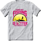 A Bad Day Fishing - Vissen T-Shirt | Roze | Grappig Verjaardag Vis Hobby Cadeau Shirt | Dames - Heren - Unisex | Tshirt Hengelsport Kleding Kado - Licht Grijs - Gemaleerd - XL