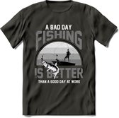 A Bad Day Fishing - Vissen T-Shirt | Grijs | Grappig Verjaardag Vis Hobby Cadeau Shirt | Dames - Heren - Unisex | Tshirt Hengelsport Kleding Kado - Donker Grijs - M