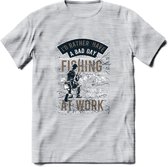 A bad Day Fishing - Vissen T-Shirt | Grijs | Grappig Verjaardag Vis Hobby Cadeau Shirt | Dames - Heren - Unisex | Tshirt Hengelsport Kleding Kado - Licht Grijs - Gemaleerd - 3XL