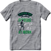 A bad Day Fishing - Vissen T-Shirt | Groen | Grappig Verjaardag Vis Hobby Cadeau Shirt | Dames - Heren - Unisex | Tshirt Hengelsport Kleding Kado - Donker Grijs - Gemaleerd - M