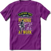 A bad Day Fishing - Vissen T-Shirt | Lime | Grappig Verjaardag Vis Hobby Cadeau Shirt | Dames - Heren - Unisex | Tshirt Hengelsport Kleding Kado - Paars - XL