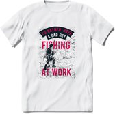 A bad Day Fishing - Vissen T-Shirt | Roze | Grappig Verjaardag Vis Hobby Cadeau Shirt | Dames - Heren - Unisex | Tshirt Hengelsport Kleding Kado - Wit - XL