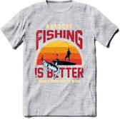 A Bad Day Fishing - Vissen T-Shirt | Grappig Verjaardag Vis Hobby Cadeau Shirt | Dames - Heren - Unisex | Tshirt Hengelsport Kleding Kado - Licht Grijs - Gemaleerd - XXL