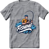 Fishing - Vissen T-Shirt | Grappig Verjaardag Vis Hobby Cadeau Shirt | Dames - Heren - Unisex | Tshirt Hengelsport Kleding Kado - Donker Grijs - Gemaleerd - L