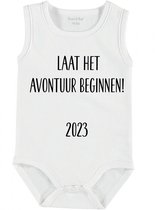 Baby Rompertje met tekst 'Laat het avontuur beginnen, 2023' | mouwloos l | wit zwart | maat 50/56 | cadeau | Kraamcadeau | Kraamkado