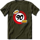 90 Jaar Hoera Verkeersbord T-Shirt | Grappig Verjaardag Cadeau | Dames - Heren | - Leger Groen - XXL