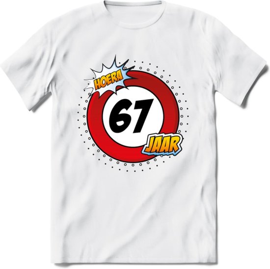 67 Jaar Hoera Verkeersbord T-Shirt | Grappig Verjaardag Cadeau | Dames - Heren | - Wit - L