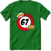 67 Jaar Hoera Verkeersbord T-Shirt | Grappig Verjaardag Cadeau | Dames - Heren | - Donker Groen - L