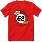 62 Jaar Hoera Verkeersbord T-Shirt | Grappig Verjaardag Cadeau | Dames - Heren | - Rood - S