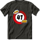 41 Jaar Hoera Verkeersbord T-Shirt | Grappig Verjaardag Cadeau | Dames - Heren | - Donker Grijs - 3XL