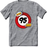 95 Jaar Hoera Verkeersbord T-Shirt | Grappig Verjaardag Cadeau | Dames - Heren | - Donker Grijs - Gemaleerd - L