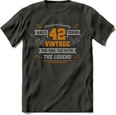 42 Jaar Legend T-Shirt | Goud - Zilver | Grappig Verjaardag Cadeau | Dames - Heren | - Donker Grijs - S