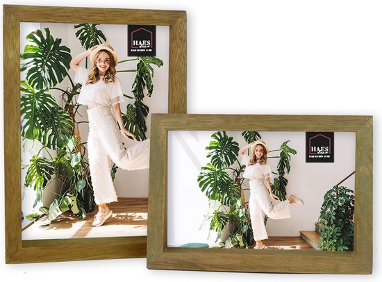 Twee houten fotolijsten, één van 19,3 x 14 cm, met rustieke bruine afwerking. Beide bevatten een foto van een vrouw met strooien hoed.