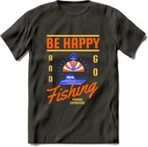 Be Happy Go Fishing - Vissen T-Shirt | Oranje | Grappig Verjaardag Vis Hobby Cadeau Shirt | Dames - Heren - Unisex | Tshirt Hengelsport Kleding Kado - Donker Grijs - S