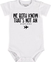 Baby Rompertje met tekst 'We both know that's not an airplane' | Korte mouw l | wit zwart | maat 62/68 | cadeau | Kraamcadeau | Kraamkado