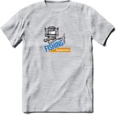 Fishing Equipment - Vissen T-Shirt | Grappig Verjaardag Vis Hobby Cadeau Shirt | Dames - Heren - Unisex | Tshirt Hengelsport Kleding Kado - Licht Grijs - Gemaleerd - 3XL