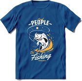 Cool People Do Fishing - Vissen T-Shirt | Geel | Grappig Verjaardag Vis Hobby Cadeau Shirt | Dames - Heren - Unisex | Tshirt Hengelsport Kleding Kado - Donker Blauw - S