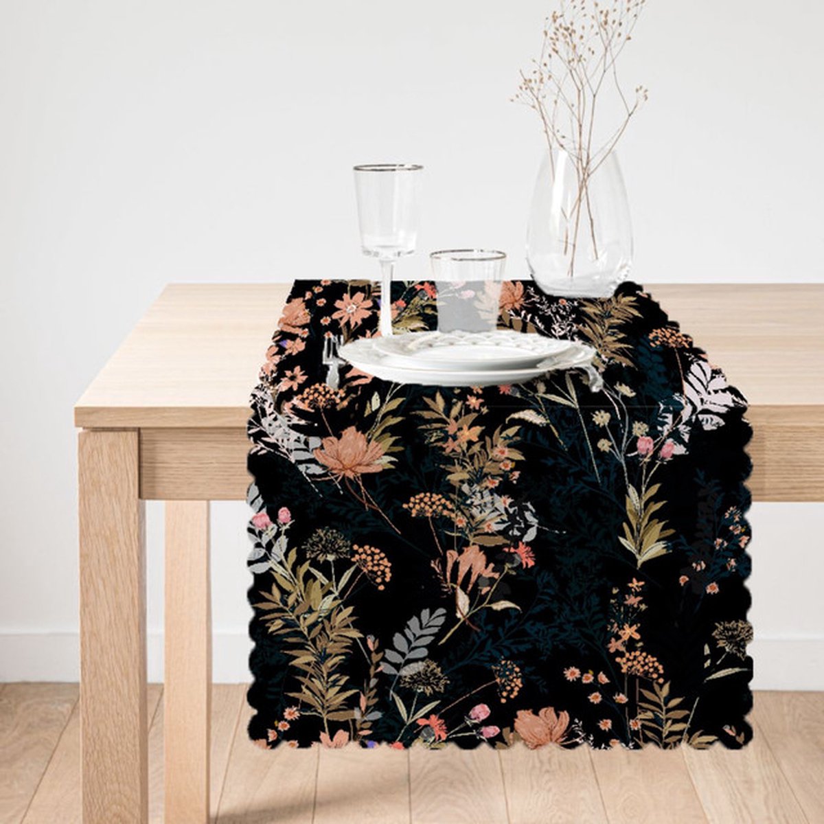 Bedrukt Velvet textiel Tafelloper 45x135 - Bloemen op zwart - Fluweel - Runner - Tafelkleden - Tafellaken - Tafelkleed
