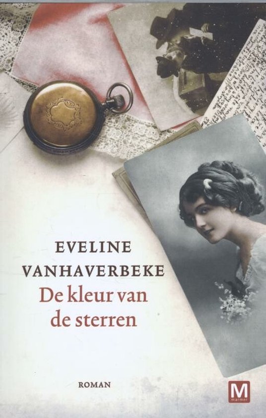 Boekcover 'De kleur van de sterren' met oude foto's, zakhorloge en kant.