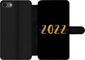Bookcase Geschikt voor iPhone SE 2020 telefoonhoesje - Nieuwjaar - Goud - Welcome 2022 - Spreuken - Quotes - Met vakjes - Wallet case met magneetsluiting