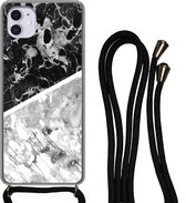 Hoesje met koord Geschikt voor iPhone 12 - Marmer print - Zwart - Wit - Luxe - Siliconen - Crossbody - Backcover met Koord - Telefoonhoesje met koord - Hoesje met touw