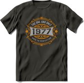 1977 The One And Only T-Shirt | Goud - Zilver | Grappig Verjaardag  En  Feest Cadeau | Dames - Heren | - Donker Grijs - S