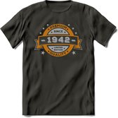 Premium Since 1942 T-Shirt | Zilver - Goud | Grappig Verjaardag en Feest Cadeau Shirt | Dames - Heren - Unisex | Tshirt Kleding Kado | - Donker Grijs - S