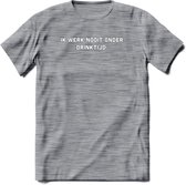 Ik werkt nooit onder drinktijd Bier T-Shirt | Unisex Kleding | Dames - Heren Feest shirt | Drank | Grappig Verjaardag Cadeau tekst | - Donker Grijs - Gemaleerd - XL