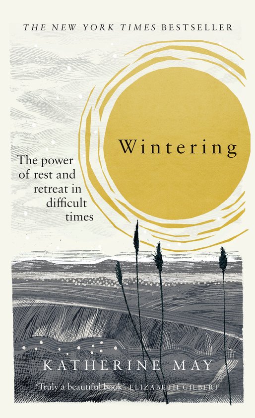 Couverture du livre avec un soleil jaune et le texte "Wintering". Le texte sur la couverture dit "The New York Times Bestseller" et "The power of rest and retreat in difficult times".