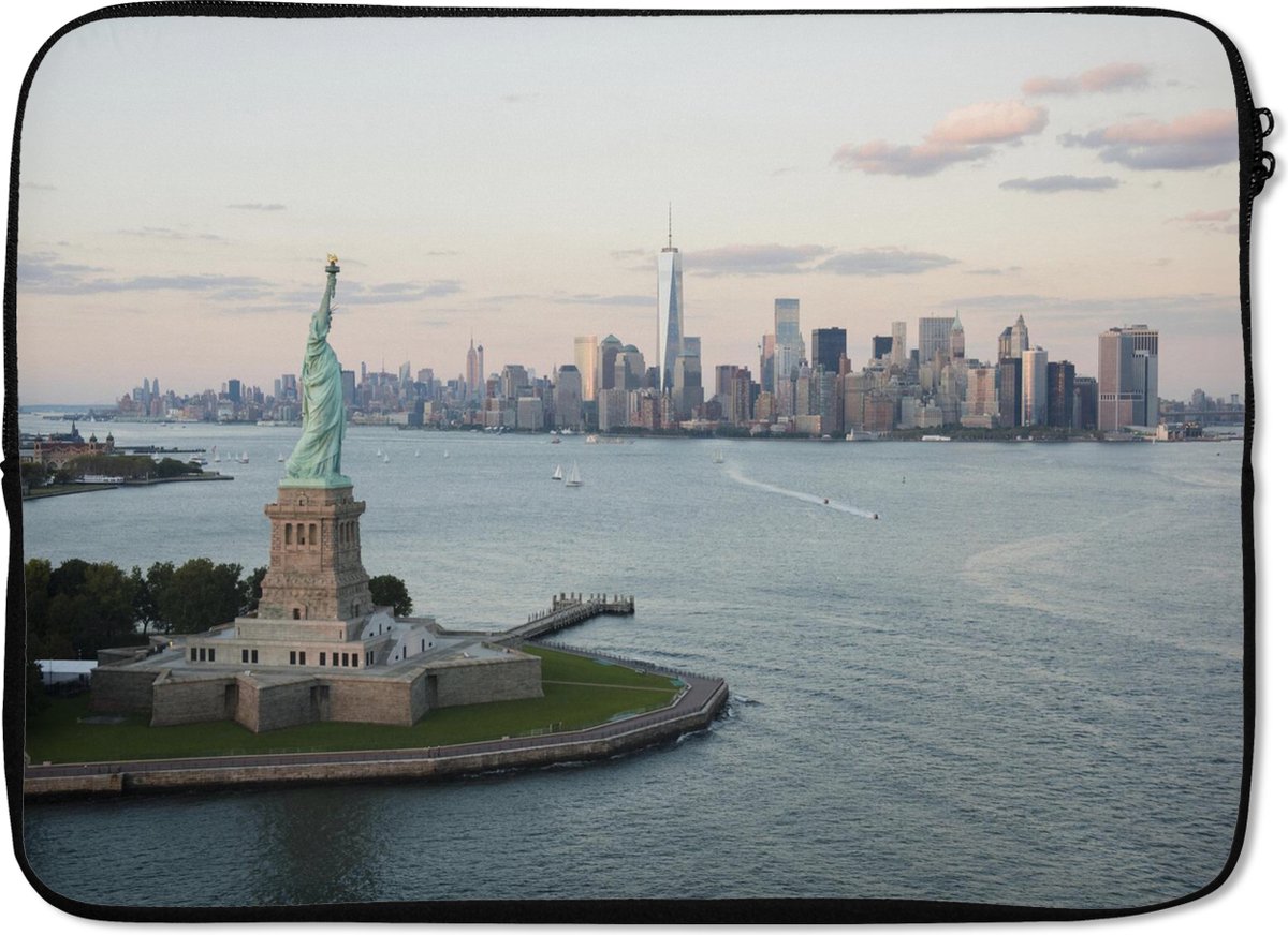 Laptophoes 14 inch 36x26 cm - New York - Macbook & Laptop sleeve Vrijheidsbeeld met de skyline van New York en zonsondergang - Laptop hoes met foto